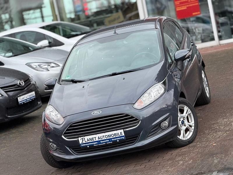 Grau Gebraucht 2013 Ford Fiesta Trend Limousine | 4.990 € (Etwas zu teuer) - Bild 1/4