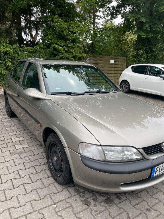 Grau Gebraucht 1995 Opel Vectra Limousine | 1.500 € - Bild 1/4
