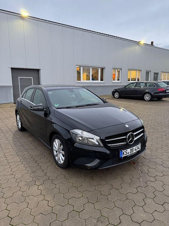 Schwarz Gebraucht 2013 Mercedes A180 Style Limousine | 9.900 € (Fairer Preis) - Bild 1/4