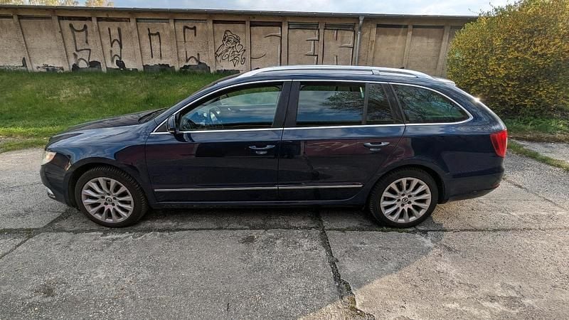 Używany Skoda Superb 160 KM (117 kW) 2012 Niebieski Kombi