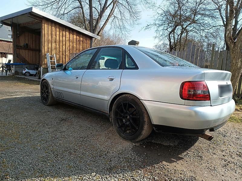 Second-hand Audi A4 150 CP (110 kW) 1995 Argintiu Berlinǎ