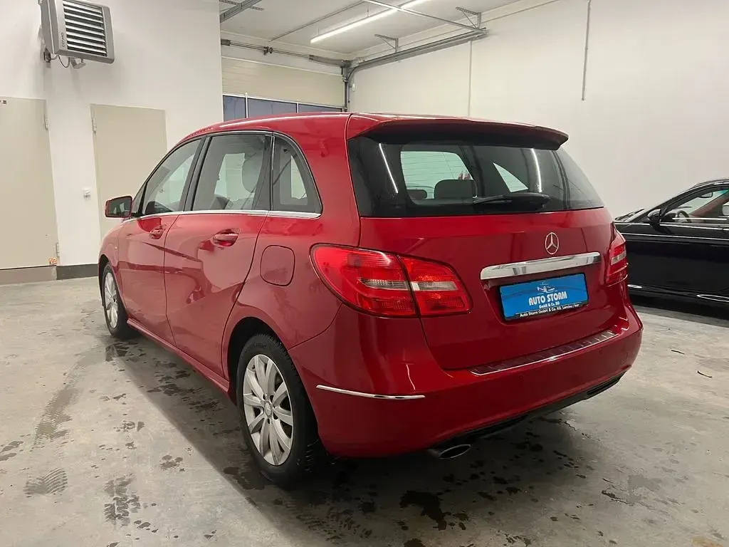 Gebraucht Mercedes B180 122 PS (89 kW) 2012 Rot Kleinwagen