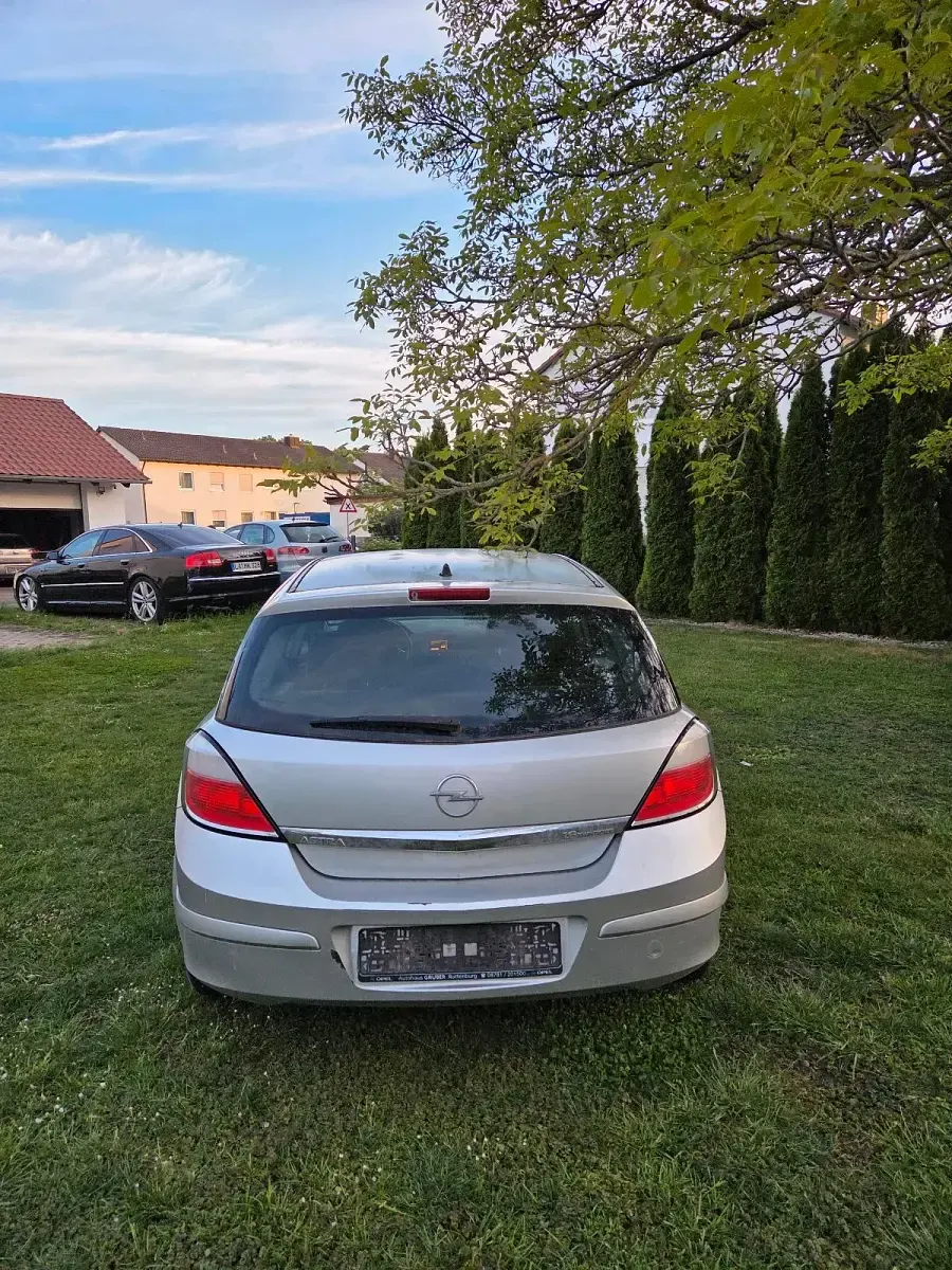Brugt Opel Astra 105 HK (77 kW) 2005 Sølv Sedan
