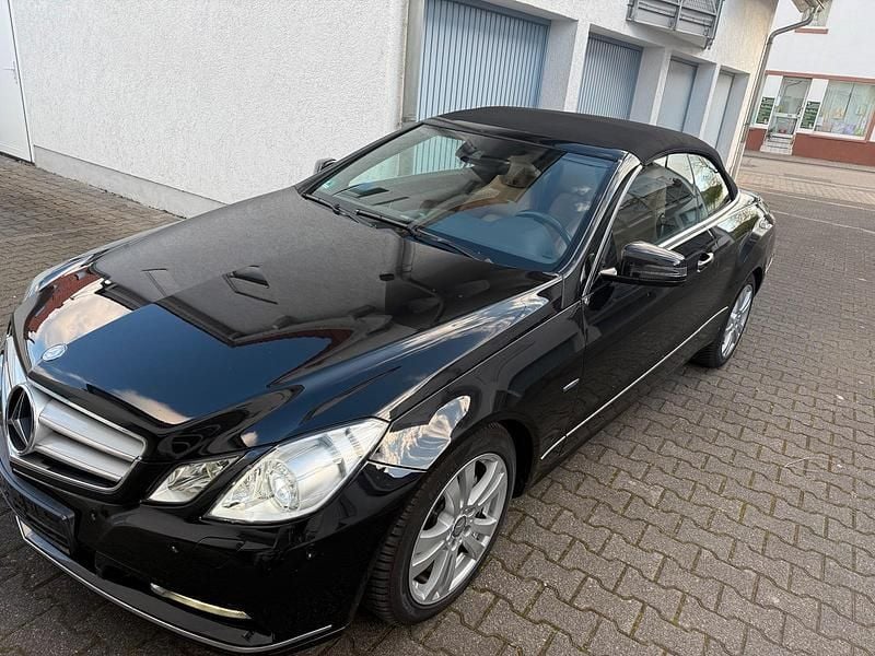 Gebraucht Mercedes E200 184 PS (135 kW) 2011 Schwarz Cabrio