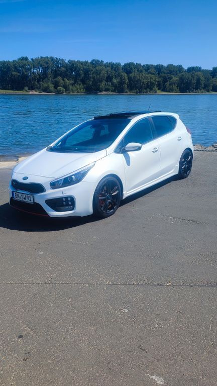 Weiß Gebraucht 2016 Kia Ceed GT-Track Limousine | 10.500 € (Superpreis) - Bild 1/4