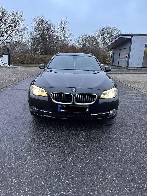 Schwarz Gebraucht 2013 BMW 520 Kombi | 5.899 € (Superpreis) - Bild 1/4