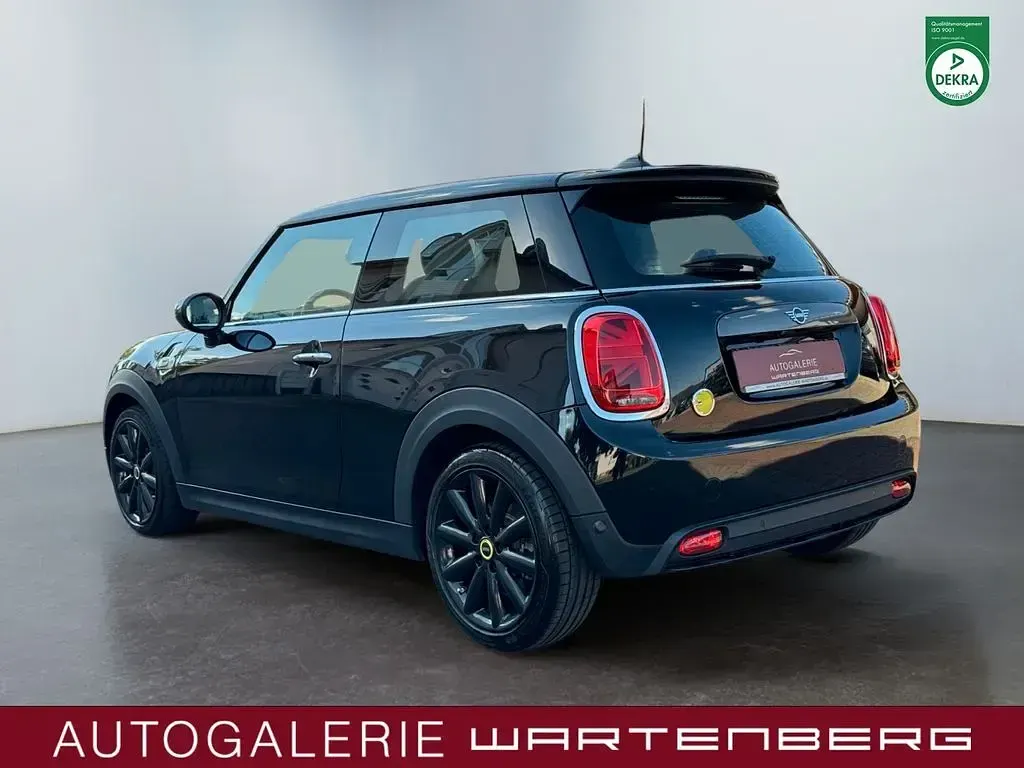 Gebraucht Mini Cooper SE 135 kW (184 PS) 2020 Midnight black metallic Kleinwagen