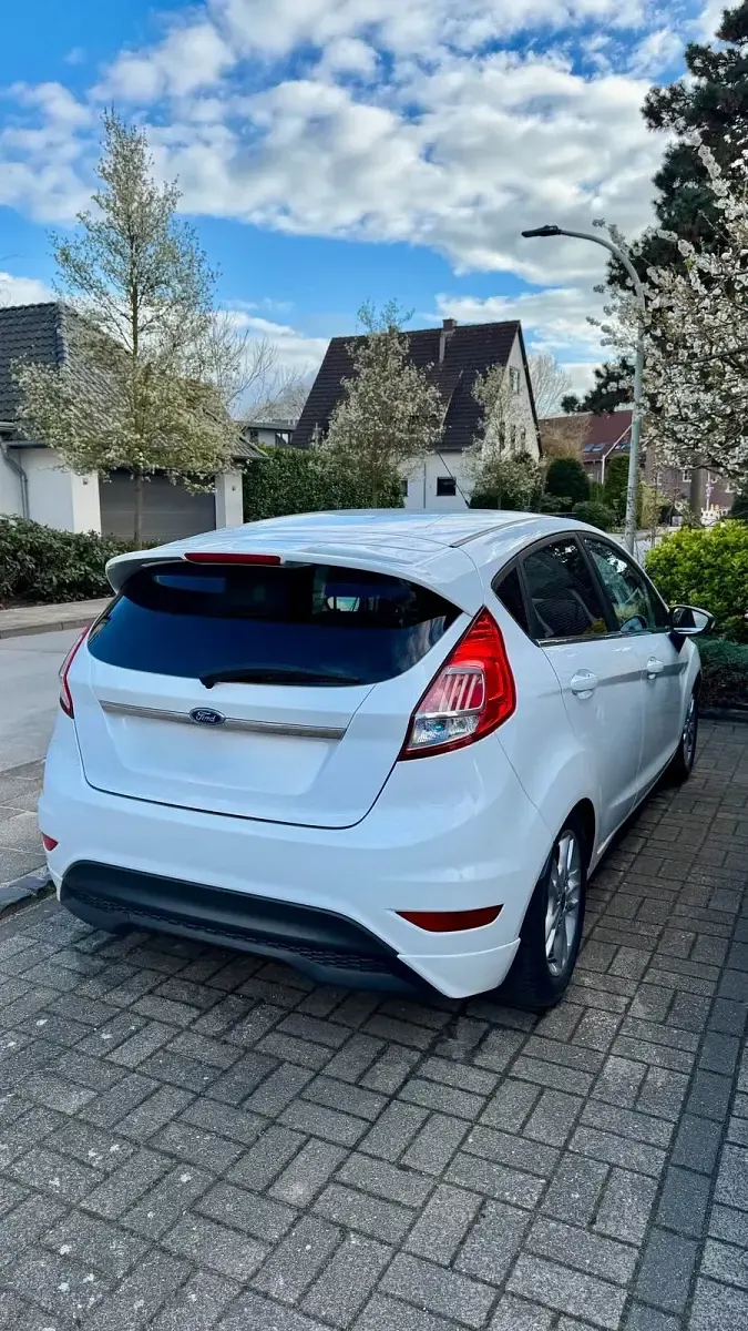 Gebraucht Ford Fiesta Titanium 101 PS (74 kW) 2017 Weiß Kleinwagen