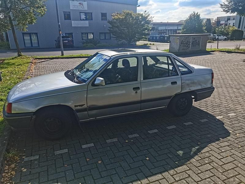 Silber Gebraucht 1990 Opel Kadett Limousine | 1.300 € - Bild 1/4