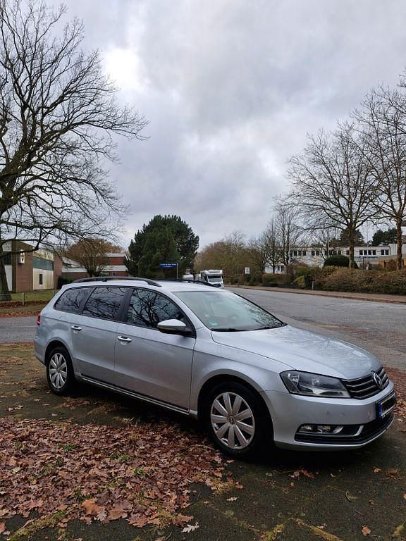 Silber Gebraucht 2013 VW Passat Limousine | 6.499 € (Guter Preis) - Bild 1/4
