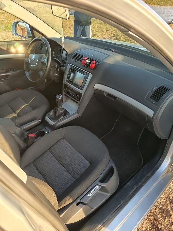 Gebraucht Skoda Octavia Ambition 122 PS (89 kW) 2012 Silber Kombi