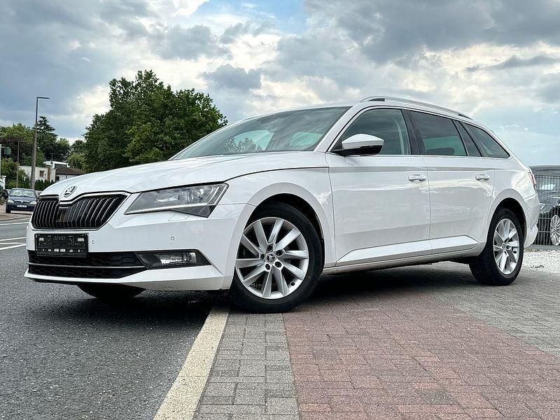 Bila candy/candyweiss Gebraucht 2019 Skoda Superb Premium Edition Kombi | 13.900 € - Bild 1/4