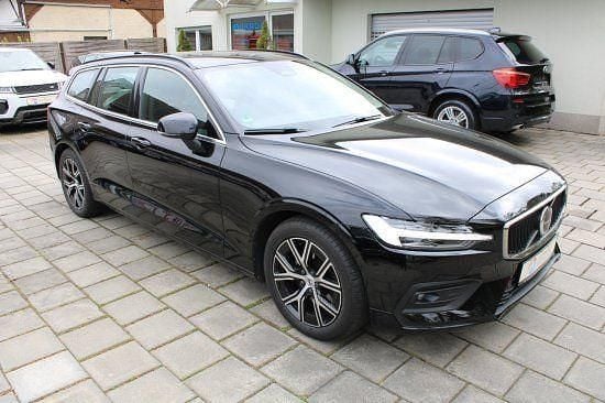Używany Volvo V60 Core 197 KM (144 kW) 2022 Czarny Kombi