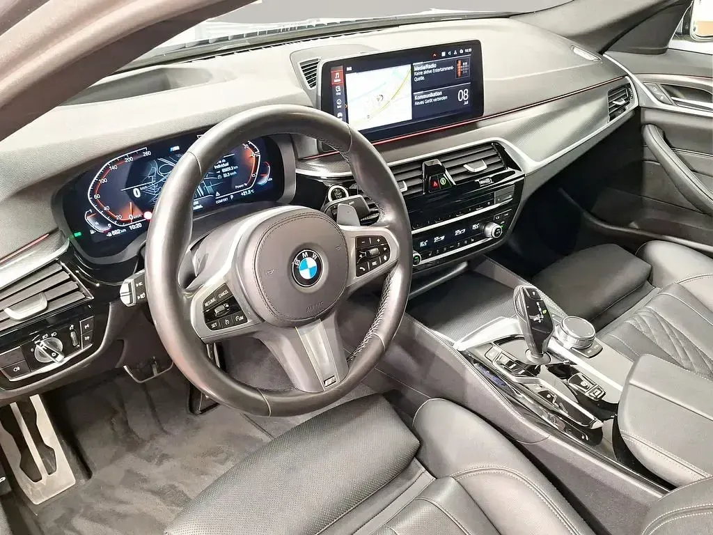 Gebraucht BMW 520 M Sport 184 PS (135 kW) 2023 Grau Limousine