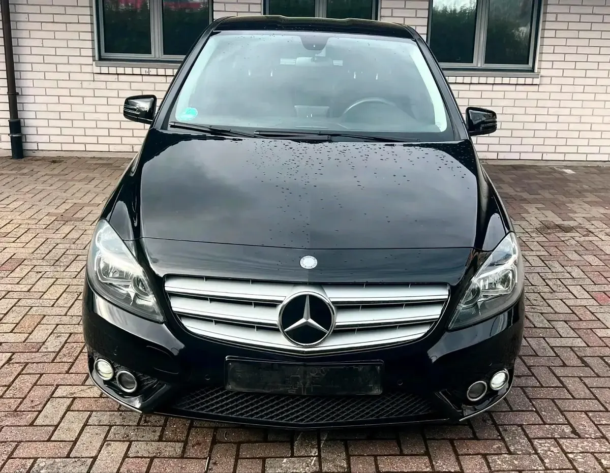 Gebraucht Mercedes B180 122 PS (89 kW) 2012 Schwarz Kleinwagen