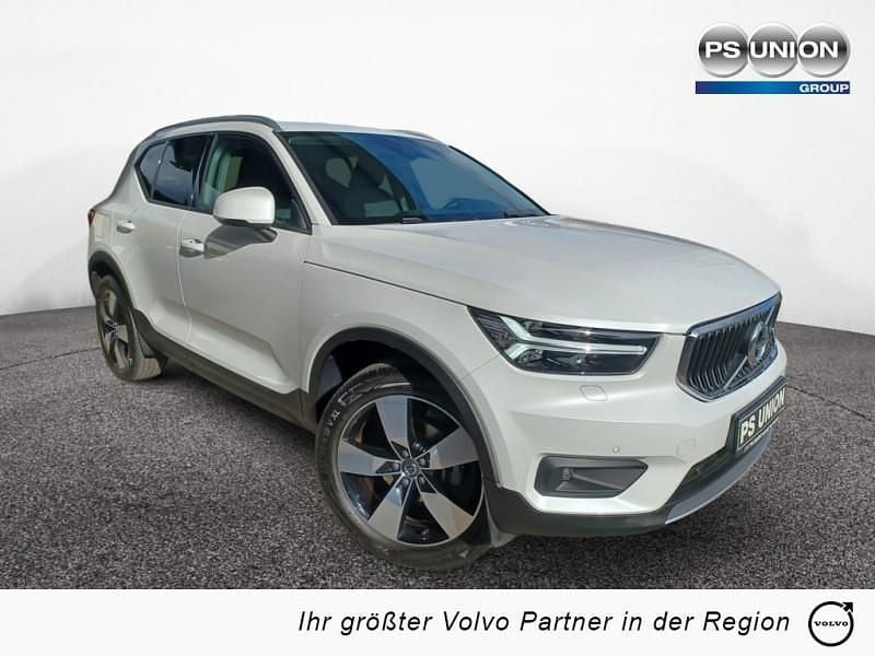 Weiss / crystal weiss Gebraucht 2020 Volvo XC40 Momentum SUV | 25.990 € (Guter Preis) - Bild 1/4