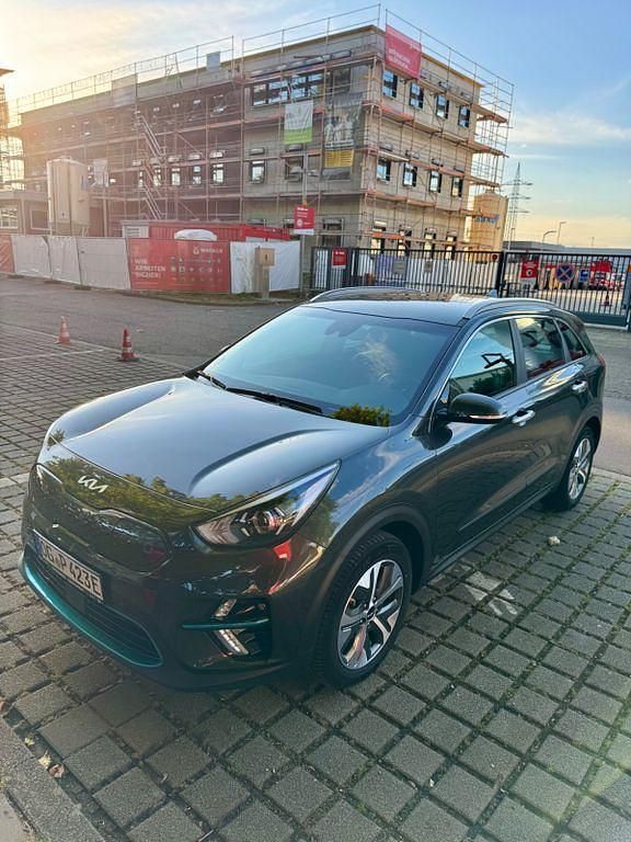 Grau Gebraucht 2022 Kia e-Niro SUV | 19.990 € (Superpreis) - Bild 1/4