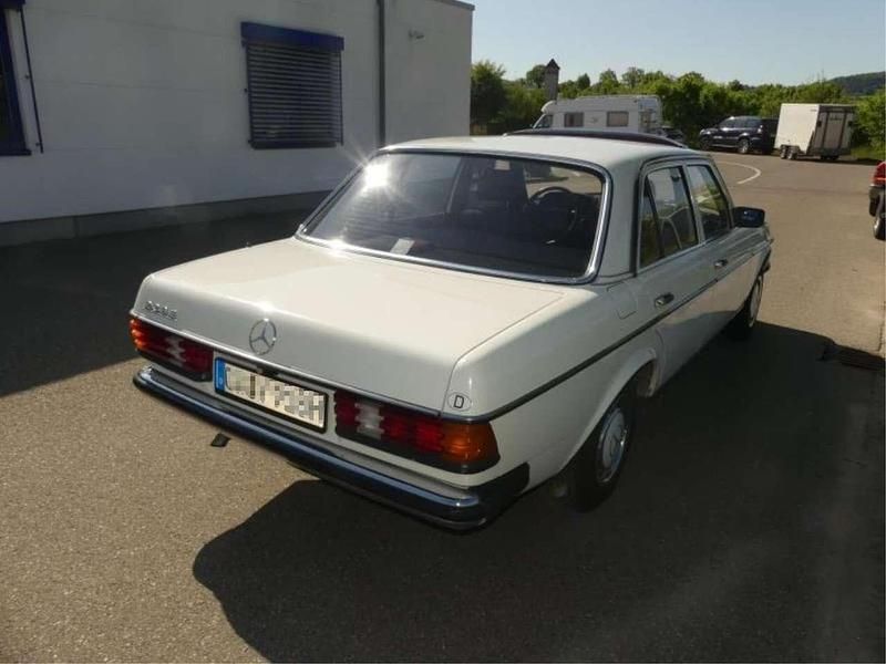 Gebraucht Mercedes 230 136 PS (100 kW) 1982 Weiß Limousine