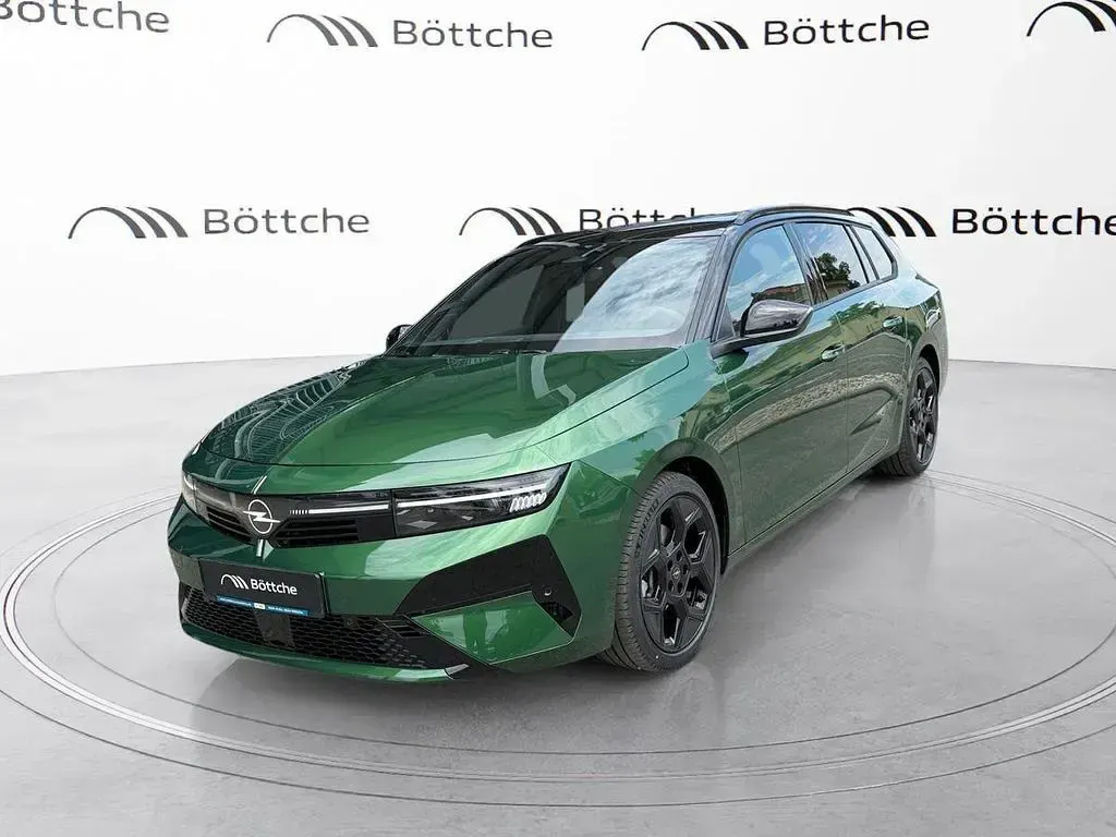 Neu Opel Astra Ultimate 131 PS (96 kW) 2026 Klover grün typ metalliclackierung Kombi