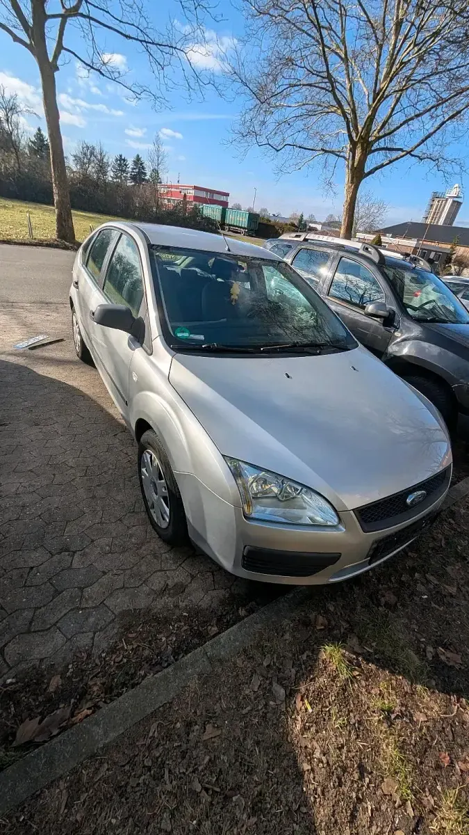 Gebraucht Ford Focus 100 PS (73 kW) 2005 Silber Limousine