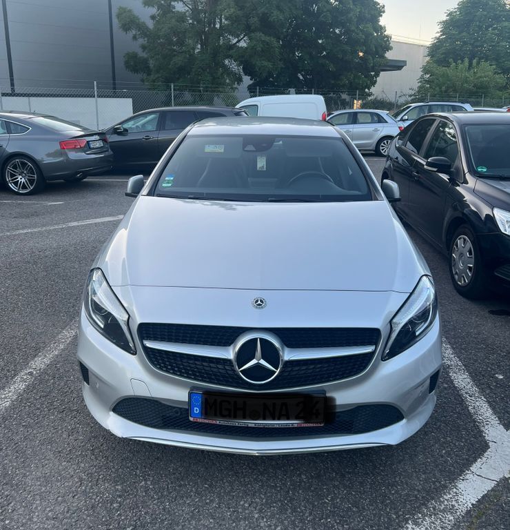 Silber Gebraucht 2017 Mercedes A200 Urban Limousine | 14.490 € (Guter Preis) - Bild 1/4