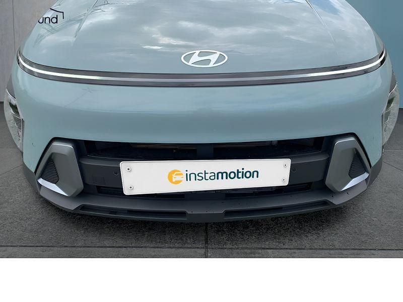 Neu Hyundai Kona 101 PS (74 kW) 2025 Grün SUV