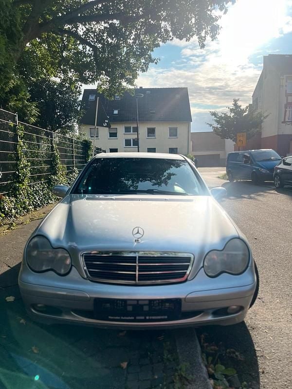 Grau Gebraucht 2002 Mercedes C220 Limousine | 1.950 € (Fairer Preis) - Bild 1/4