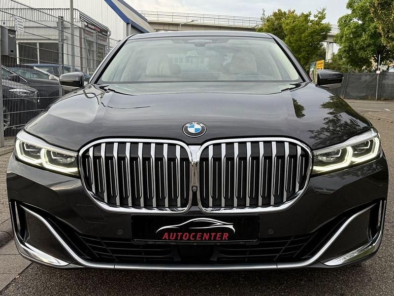 Grau Gebraucht 2019 BMW 740 Performance Limousine | 51.750 € - Bild 1/4