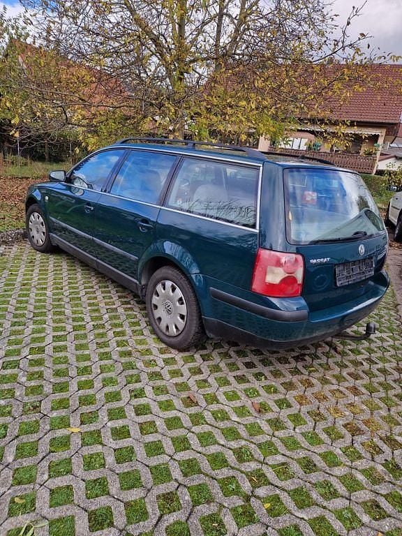 Grün Gebraucht 2001 VW Passat Comfortline Kombi | 600 € (Superpreis) - Bild 1/4