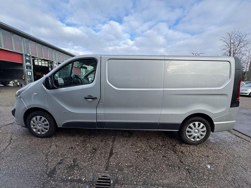 Gebraucht Opel Vivaro 145 PS (106 kW) 2017 Silber Van / Kleinbus