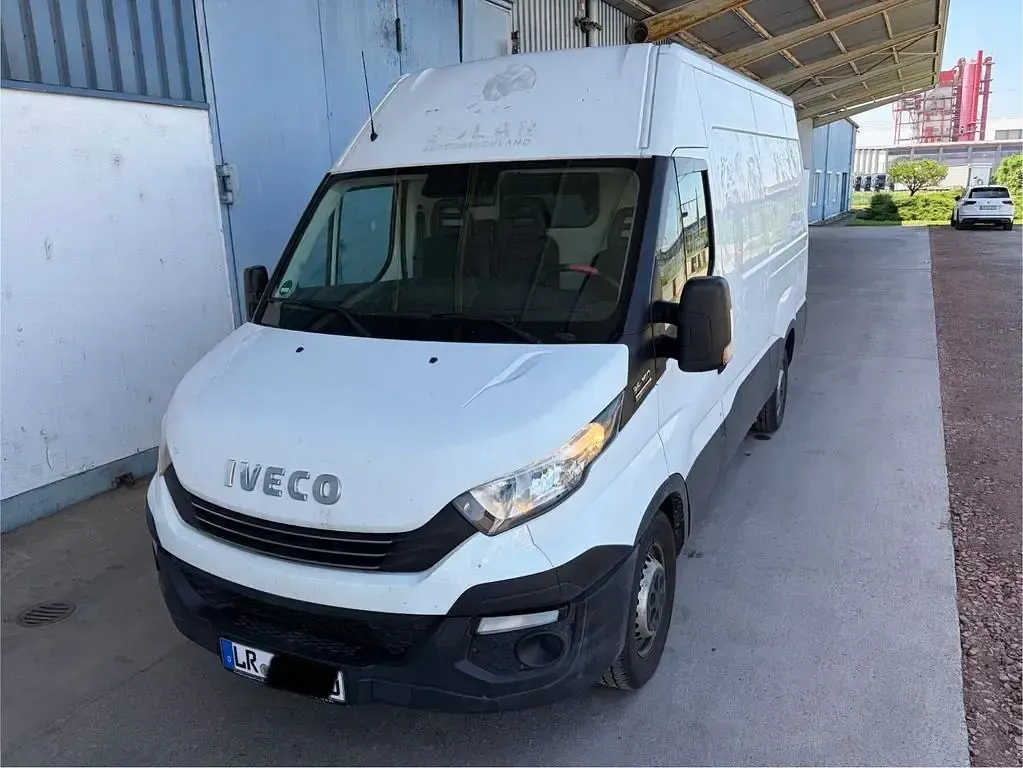 Second-hand Iveco Daily 156 CP (114 kW) 2018 Alb Monovolum