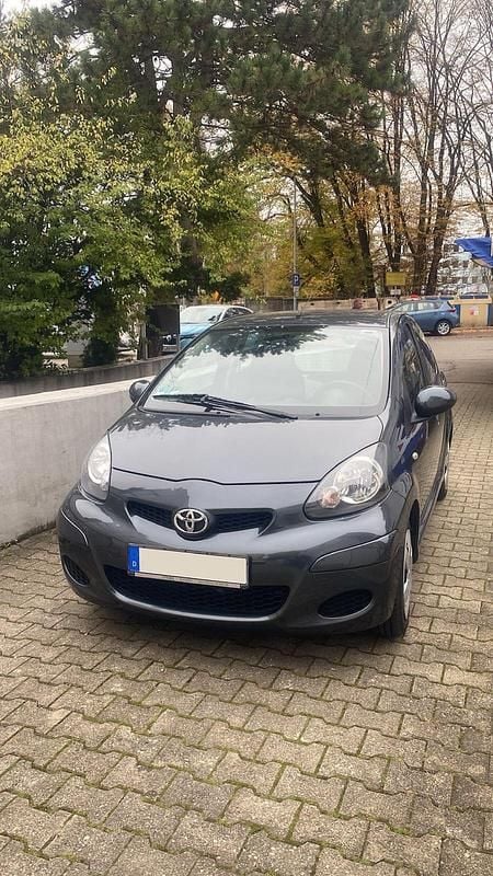 Grau Gebraucht 2011 Toyota Aygo Kleinwagen | 4.300 € (Etwas zu teuer) - Bild 1/4