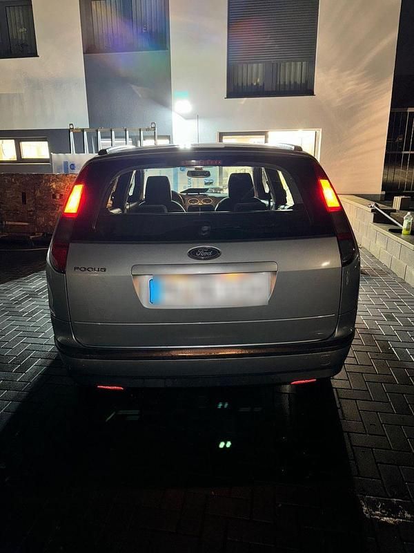 Gebraucht Ford Focus Ghia 116 PS (85 kW) 2005 Blau Kombi