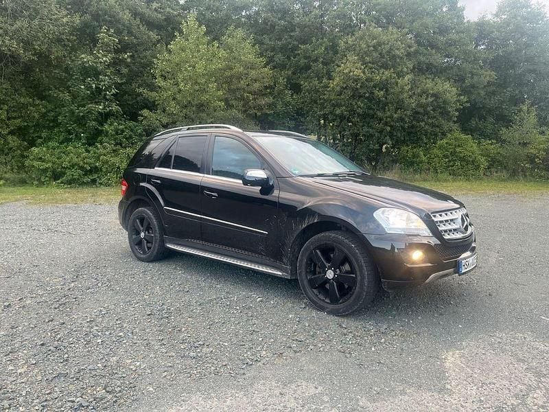 Schwarz Gebraucht 2009 Mercedes ML320 SUV | 10.800 € (Fairer Preis) - Bild 1/4
