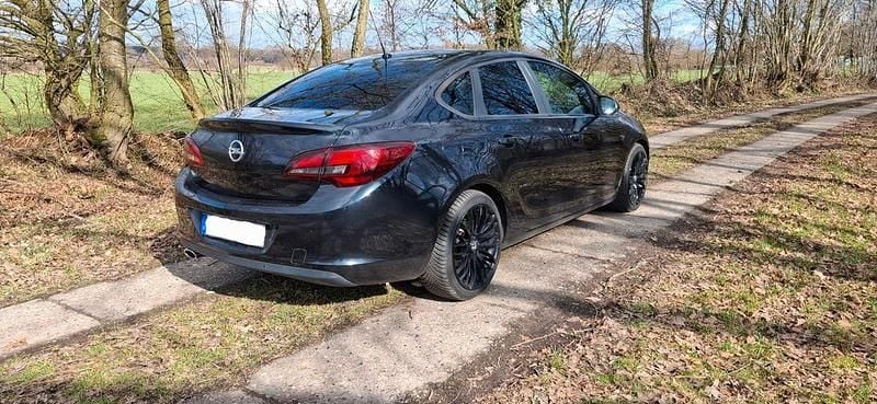 Gebraucht Opel Astra 140 PS (102 kW) 2013 Schwarz Limousine
