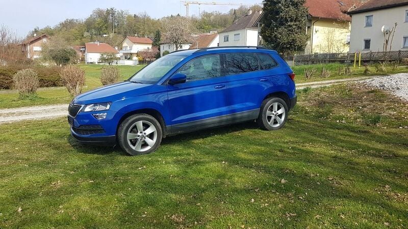Blau Gebraucht 2018 Skoda Karoq Ambition SUV | 20.290 € (Superpreis) - Bild 1/4
