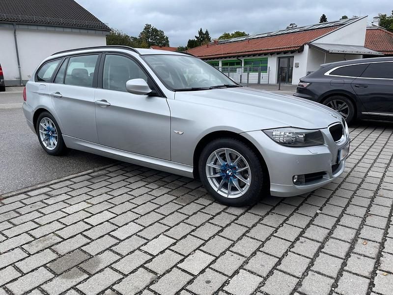 Silber Gebraucht 2012 BMW 320 Kombi | 5.700 € (Superpreis) - Bild 1/4