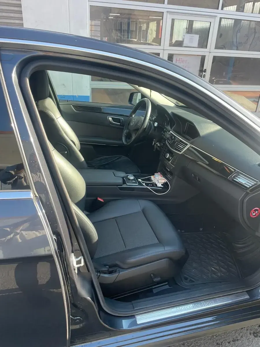 Gebraucht Mercedes E220 170 PS (125 kW) 2011 Schwarz Limousine