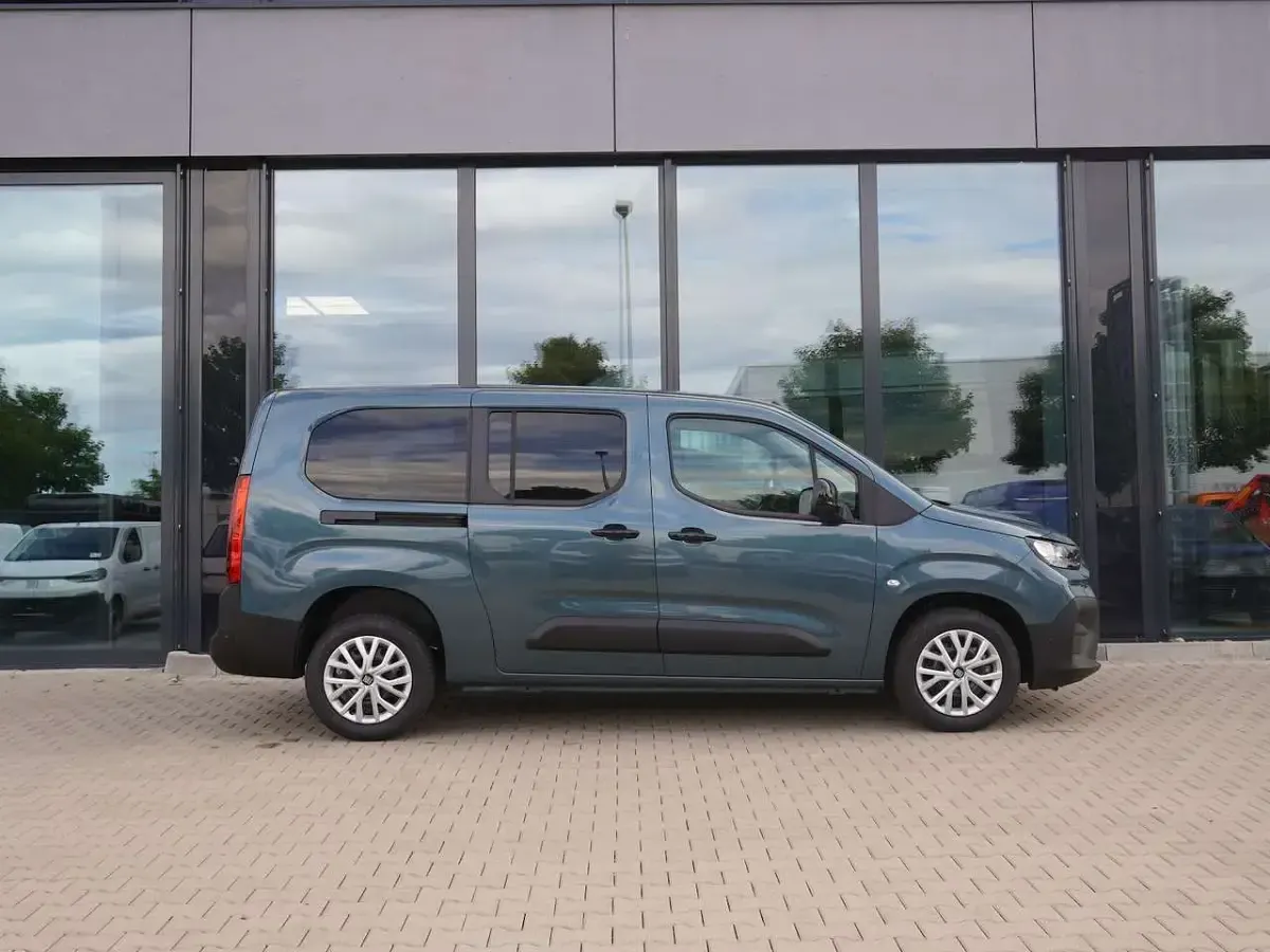 Neu Fiat Doblò 131 PS (96 kW) 2026 Blau Van / Kleinbus