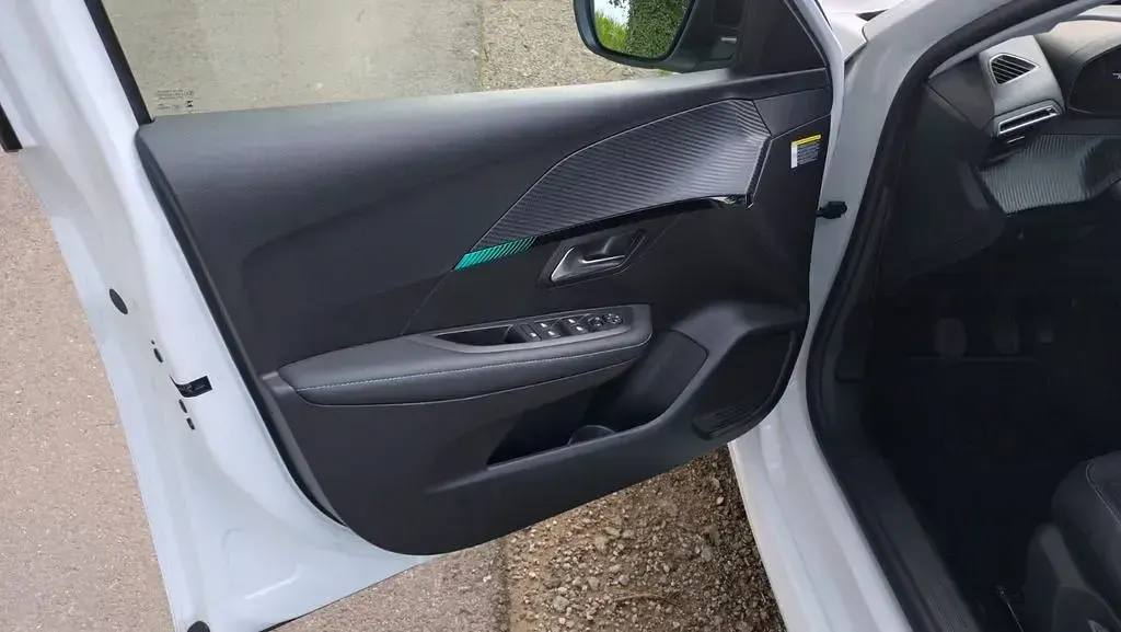 Gebraucht Peugeot 208 Allure 102 PS (75 kW) 2023 Weiß Kleinwagen