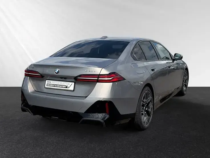 Gebraucht BMW 520 M Sport 197 PS (144 kW) 2025 Oxidgrau metallic Limousine