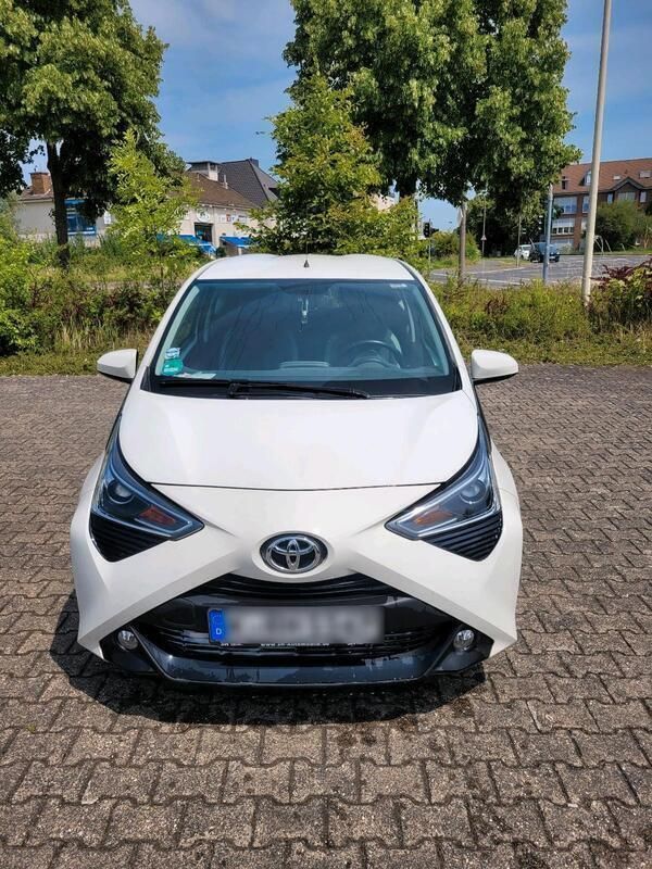 Weiß Gebraucht 2018 Toyota Aygo X-play Kleinwagen | 10.300 € (Superpreis) - Bild 1/4
