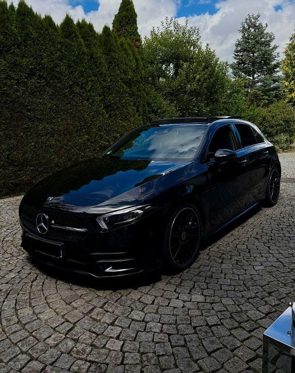 Schwarz Gebraucht 2019 Mercedes A250 AMG line Limousine | 25.900 € (Guter Preis) - Bild 1/4