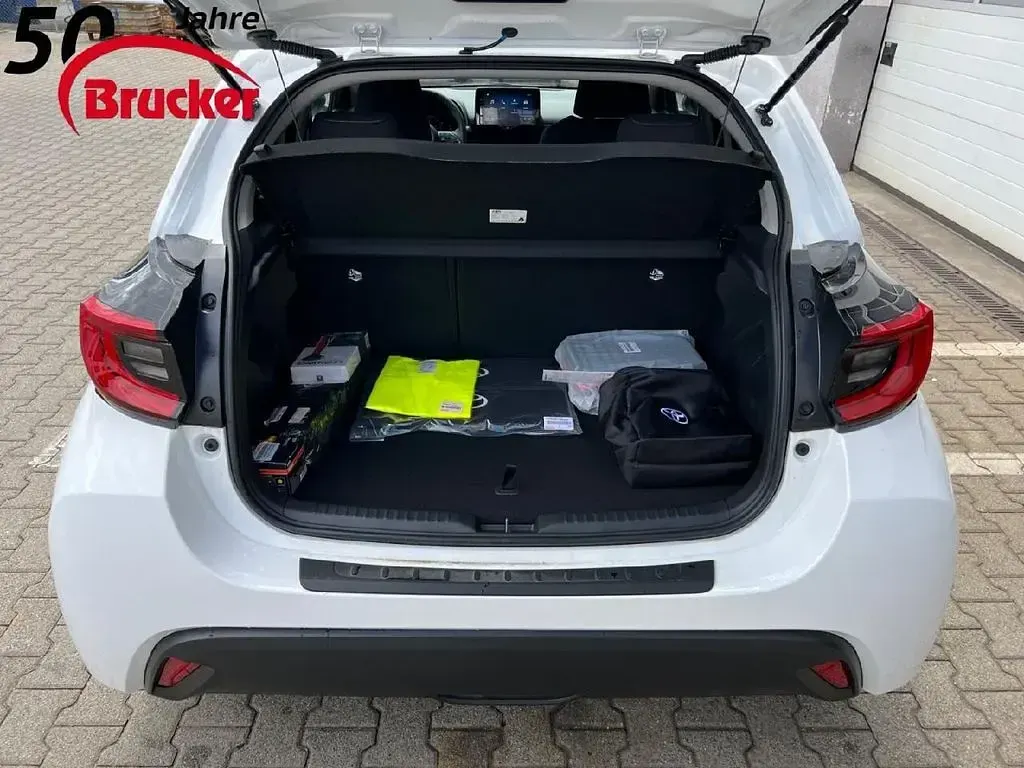 Neu Toyota Yaris Hybrid 116 PS (85 kW) 2025 Weiß Limousine