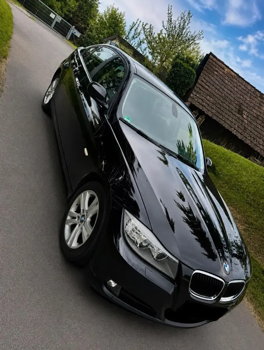 Gebraucht BMW 318 143 PS (105 kW) 2011 Schwarz Limousine
