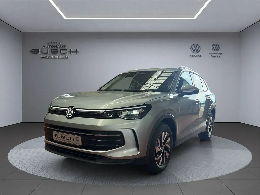 Neu VW Tiguan Life 150 PS (110 kW) 2025 Oyster silber metallic SUV
