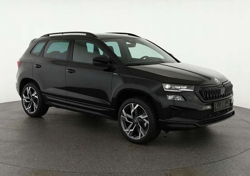 Black magic perleffekt Neu 2025 Skoda Karoq SportLine SUV | 40.595 € (Fairer Preis) - Bild 1/4