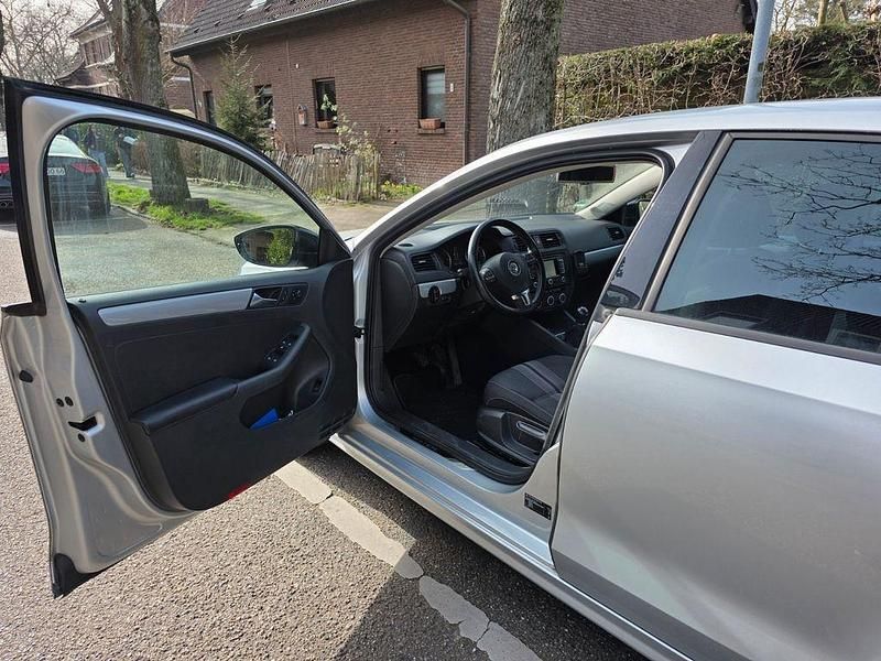 Gebraucht VW Jetta Match 105 PS (77 kW) 2013 Silber Limousine