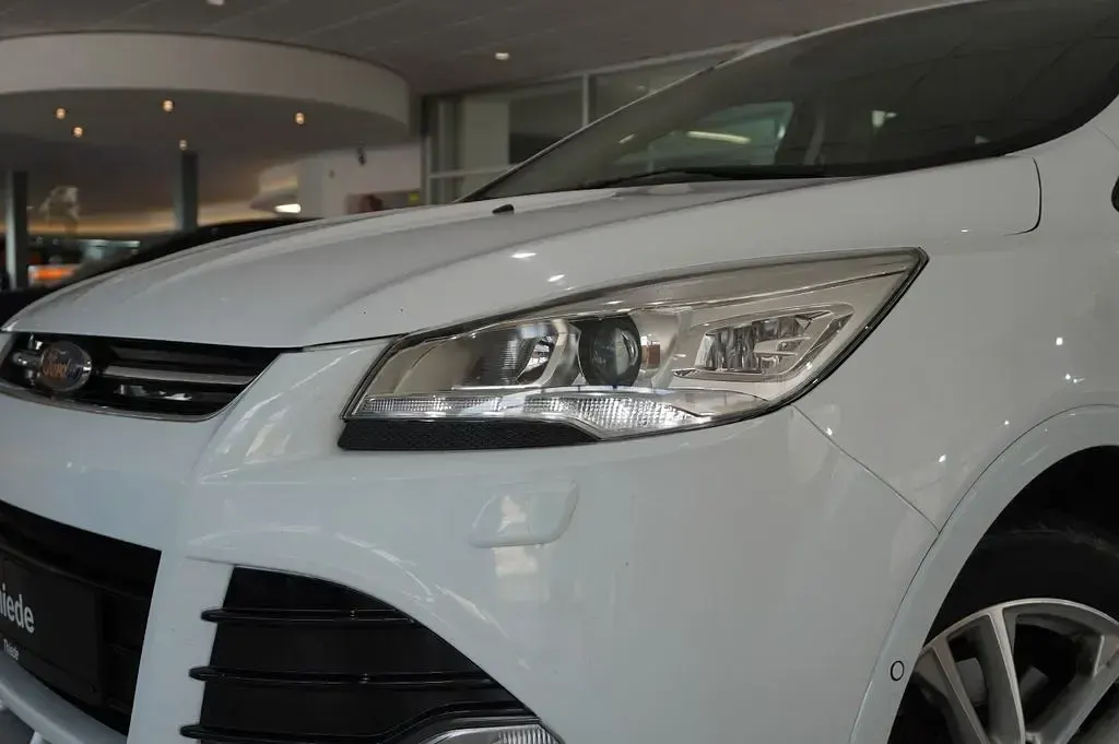 Gebraucht Ford Kuga Individual 179 PS (131 kW) 2015 Weiß SUV