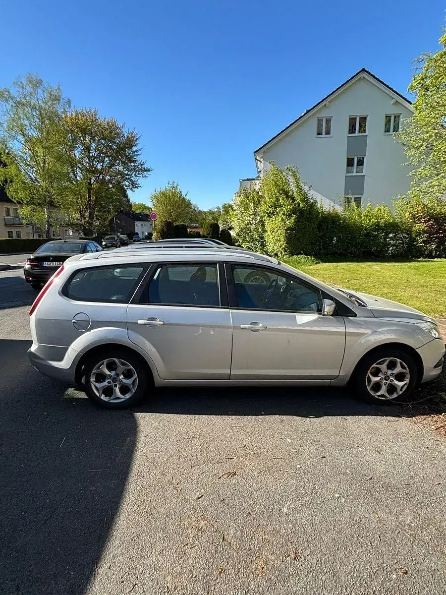 Gebraucht Ford Focus Style 110 PS (80 kW) 2009 Grau Kombi